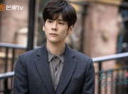 开云下载-绿茵场与硬木地板的交响，巅峰对决背后的竞争密码