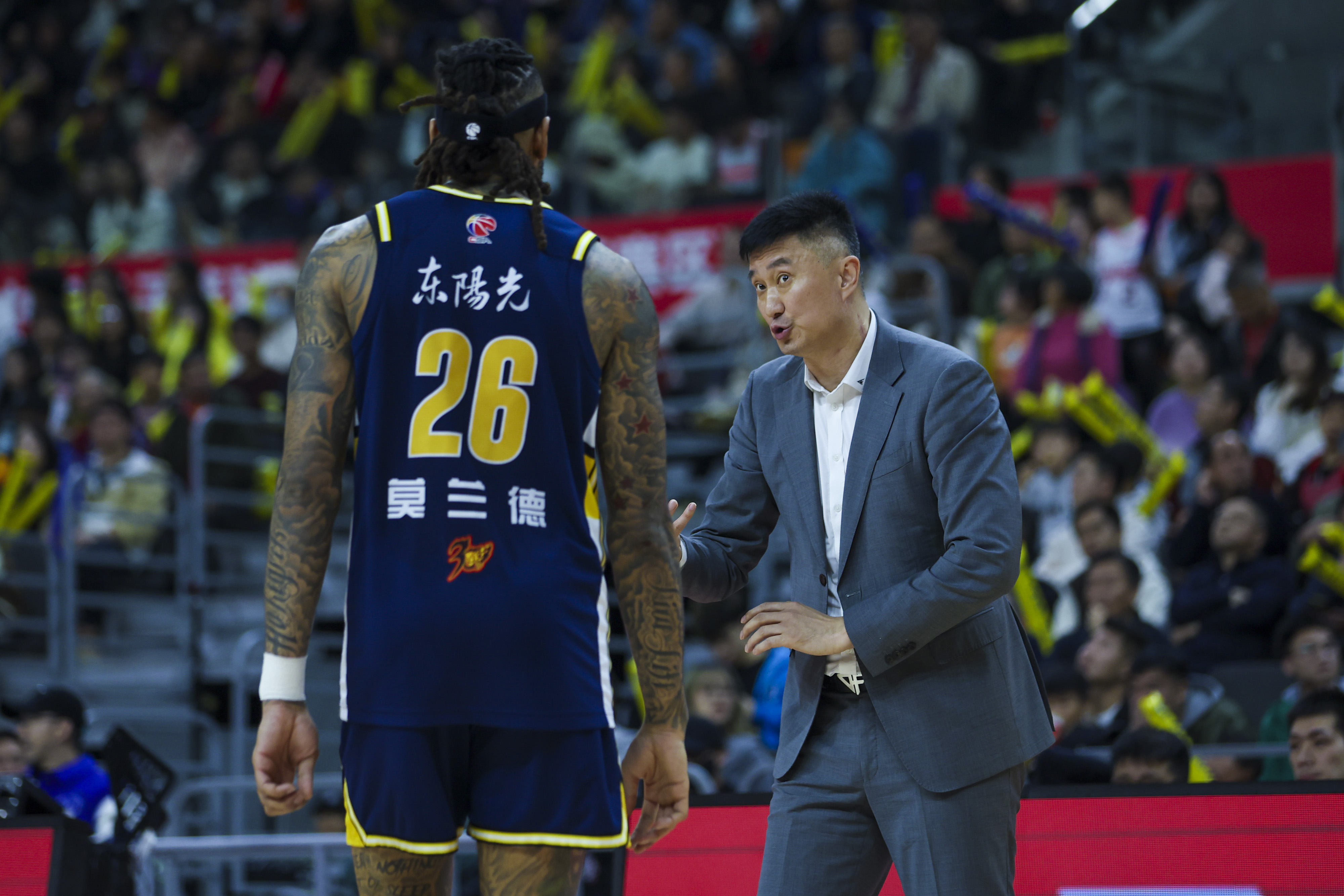 比赛中球员们巧妙配合取得胜利