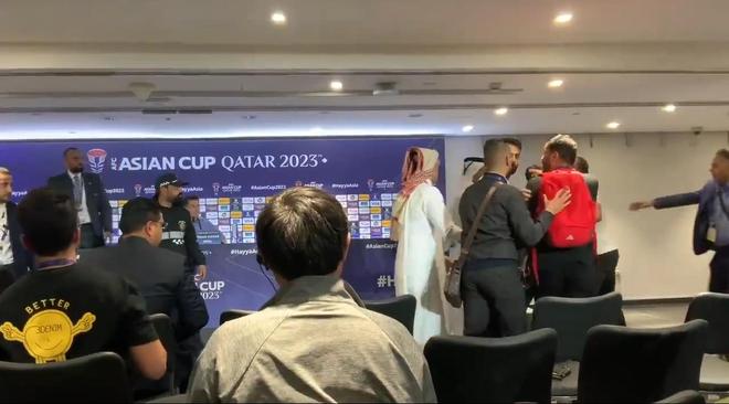 比赛中出现红牌事件，引起争议