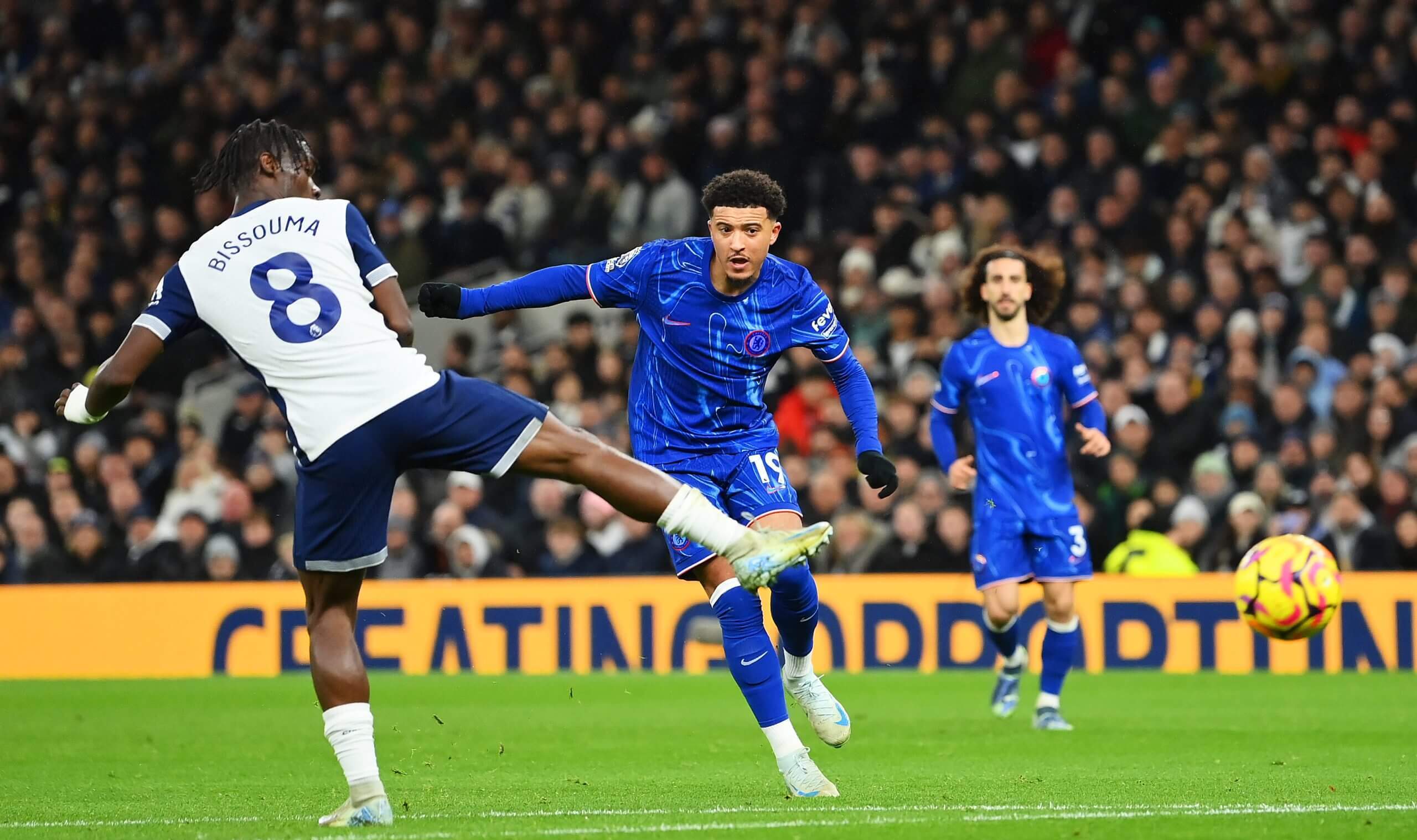 切尔西中场抢眼，控制比赛局势