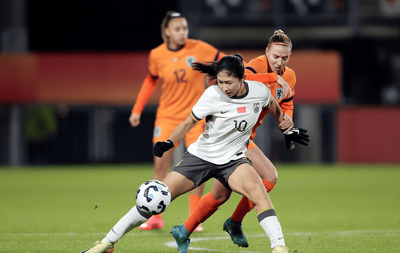 关于国家女足备战决赛，球队士气高昂的信息