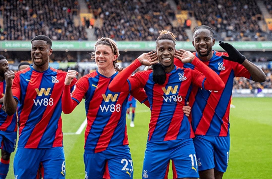 各支球队在赛场上展现出色表现 各支球队在赛场上展现出色表现