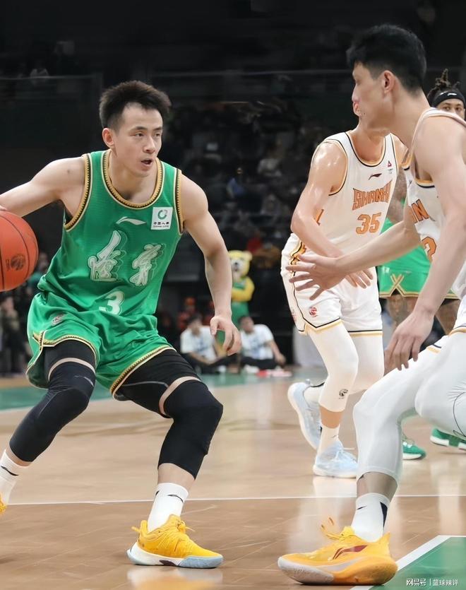 广东队主场大胜，稳居联赛榜首位置