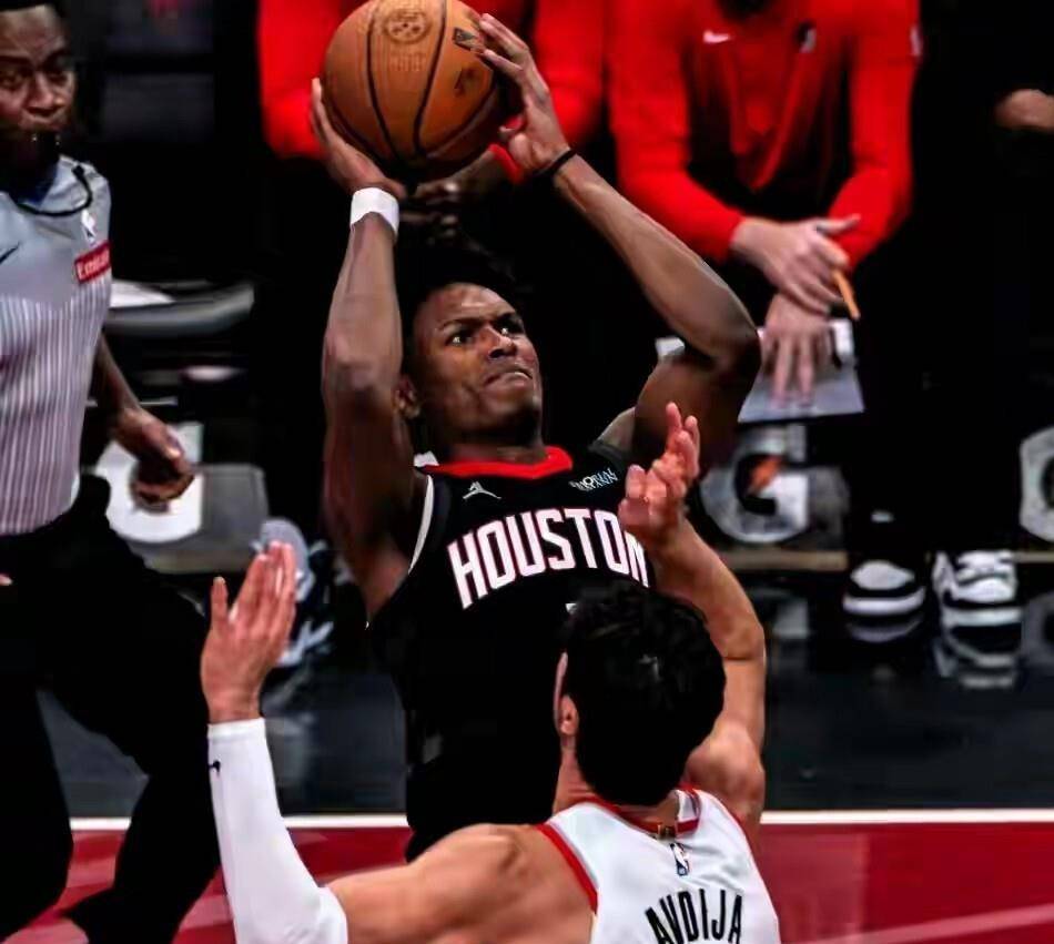 火箭险胜鹈鹕,恩比德带队取胜 火箭险胜鹈鹕,恩比德带队取胜