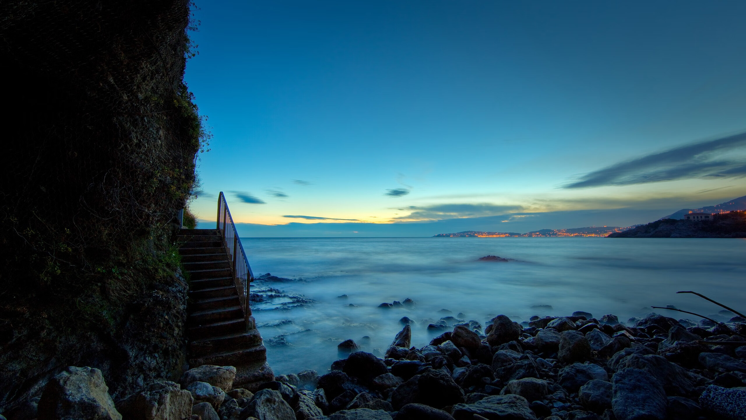 看到这个充满想象力的关键词组合，我首先想到的标题是