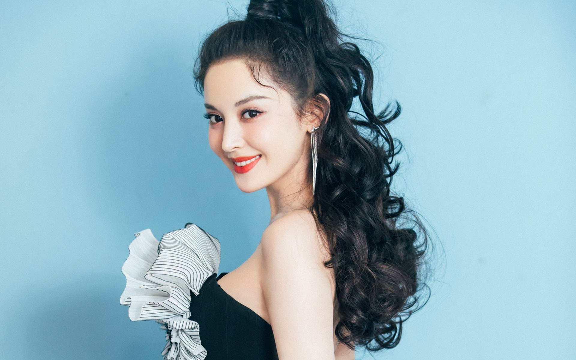 托尼·科巴内，在绿茵棋盘上，他以一记思想进球瓦解了阿尔及利亚的沙漠风暴